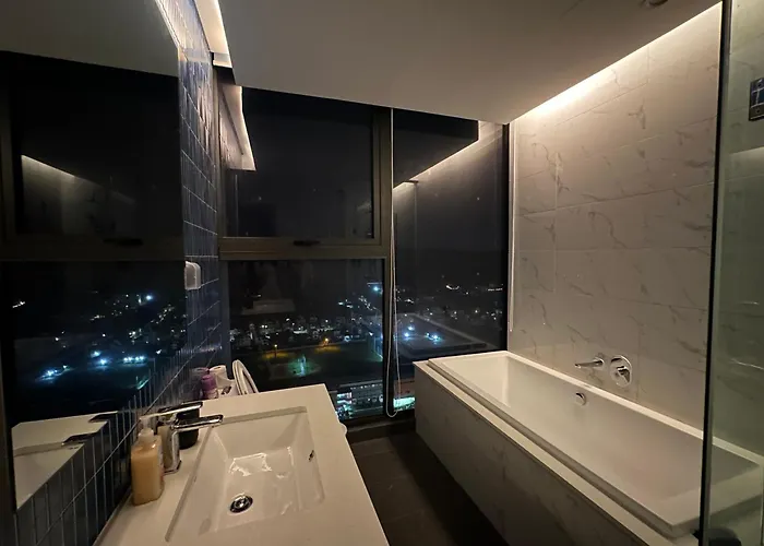 23f Icon40 Signature Corner Lo Goc 2pn View Vinh Bay, Ho Nhac Nuoc Halo Bay Show & Marina Hill Ha Long